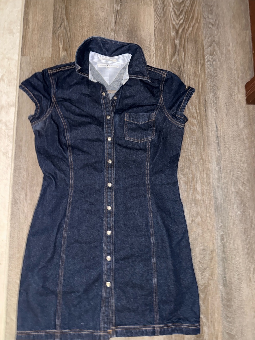 Tommy Hilfiger SZ 12 dark blue denim dress. Cap sleeve snap front. - Picture 7 of 12